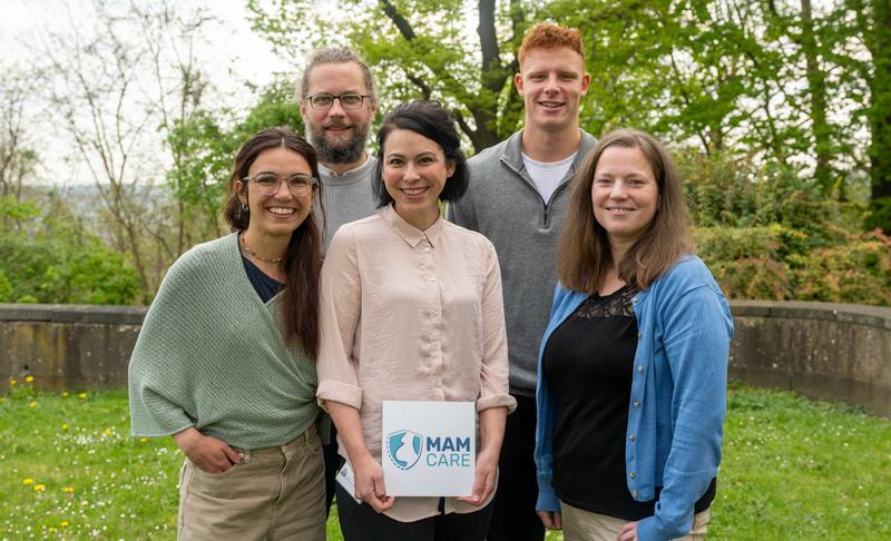 Die BMBF-geförderte Nachwuchsgruppe in der Versorgungsforschung am UKB:  (v. li) Lissa Haid-Schmallenberg, Arno Stöcker, Prof. Nadine Scholten, Niklas Sand, Anna Volkert und Mi-Ran Okumu (nicht im Bild)