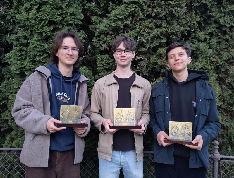 Nikita Petrov, Simon Hermes und Kurt Stiller gewinnen beim Physikwettbewerb AYPT in Österreich die Goldmedaille. (© DPG / Brandt 2025)