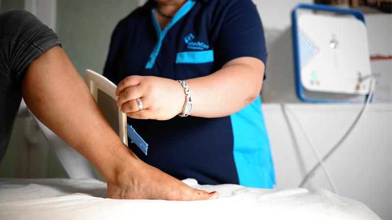 Beispielhafte Wundbehandlung durch eine Wundexpertin des Plasma Kompetenz Zentrums MeckCura mit dem CPT®patch.