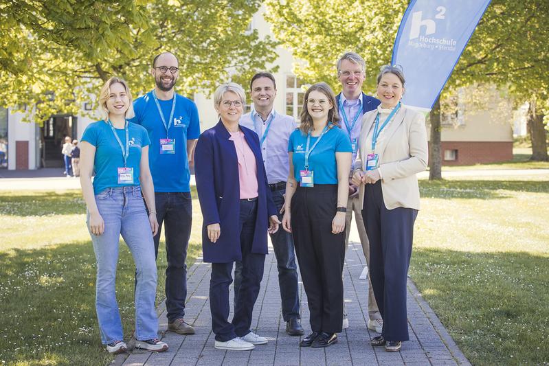 Prof. Dr. Susanne Borkowski, Prorektorin Studium, Lehre und Internationales (3. v. l.) im Kreis von Studierenden, Mitarbeitenden und Lehrenden. 