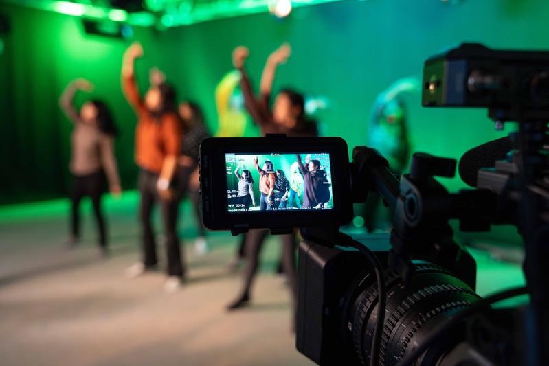 Das Tanzvideo, das Priya Reddy mit Tänzerinnen und Tänzern im Studio des Multimediazentrums der Uni Jena produzierte, gewann im Wettbewerb „Dance Your PhD“ den Preis in der Kategorie „Biologie“.