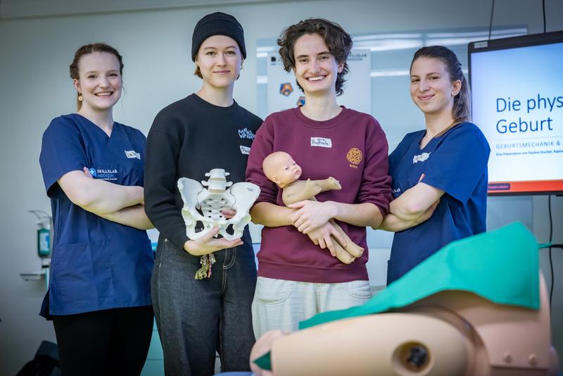 Die Hebammenstudentinnen (v.l.) Lale Tabel , Pauline Douillet, Raphaela Pöllmann und Manon Schwanebergerr eklärten den Medizinstudierenden den Ablauf der „natürlichen“ Geburt. 