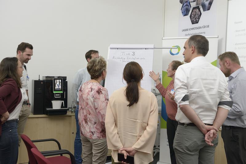 In Projektdiskussionen an Thementischen tauschten sich die Teilnehmenden zu konkreten Kooperationsansätzen und Bedarfen aus