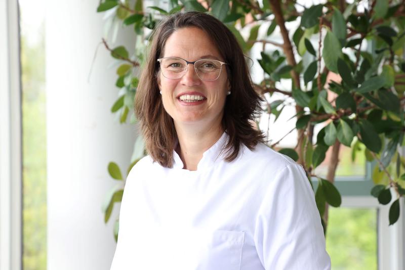 Prof. Dr. Maya Niethard, Fachärztin für Orthopädie und Unfallchirurgie, hat die Leitung des Sarkomzentrums übernommen und bringt als zertifizierte Tumororthopädin ein neues Spezialgebiet ans UKR.  