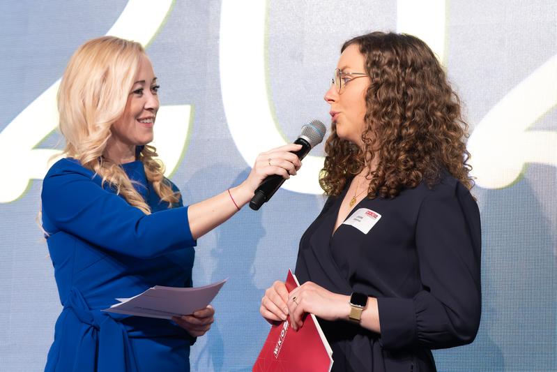 Preisverleihung im Palais Ferstel in Wien: Moderatorin Sabine Kronberger und Preisträgerin Sabrina Jahn. 