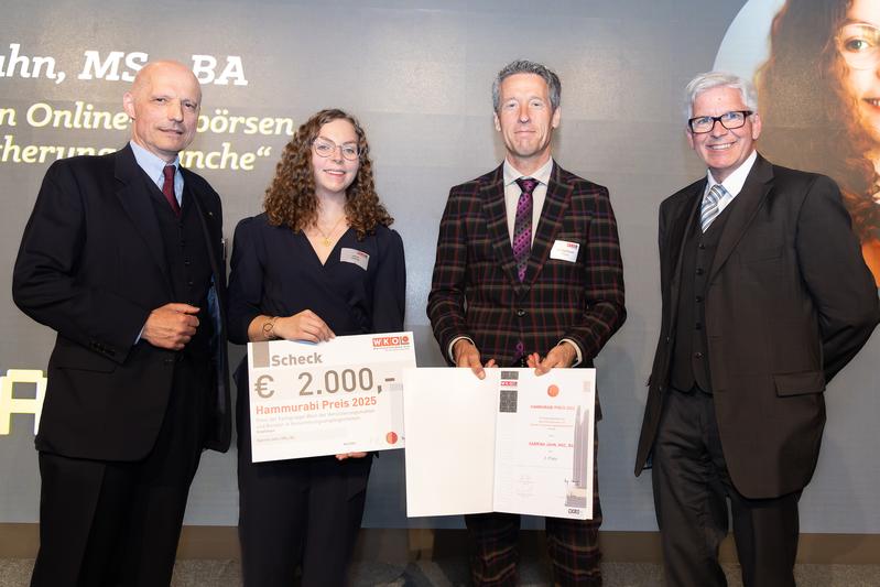 Wilhelm Hemerka, Fachgruppe Wiener Versicherungsmakler WKW, Sabrina Jahn, Preisträgerin, Thomas Grünberger, AKNÖ, Jurymitglied, Michael Theil, WU-Wien, Juryvorsitzender (v.l.)