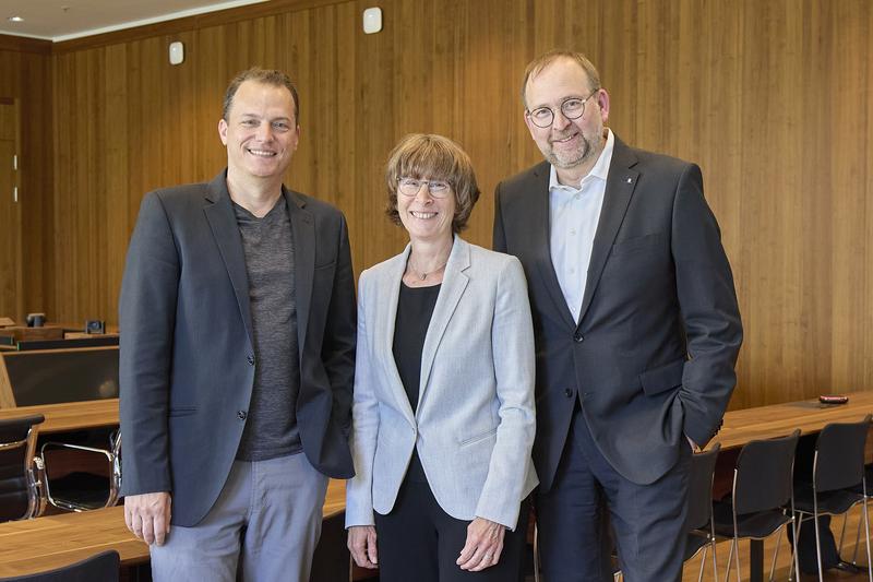 Silke Lautenschläger, die neue Vorsitzende des Hochschulrats der Goethe-Universität, mit dem stellvertretenden Vorsitzenden Philip Jacks (l.) und Universitätspräsident Prof. Enrico Schleiff.  