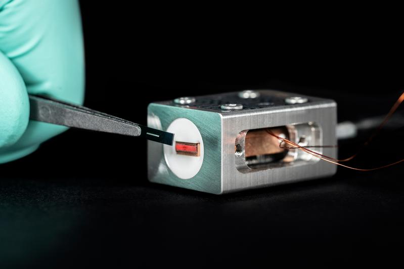 Das Fraunhofer IOF entwickelt Systeme für die hochsichere Quantenkommunikation. Hier eine kompakte Photonenquelle, die für den Weltraumeinsatz optimiert ist. 
