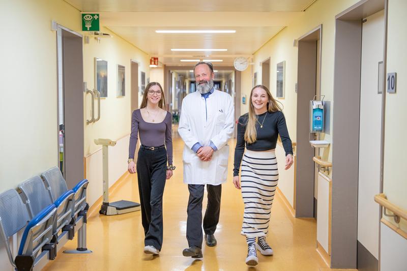 Kennen sich schon sehr lange: Jette, Professor Krauss und Nele (von links) 