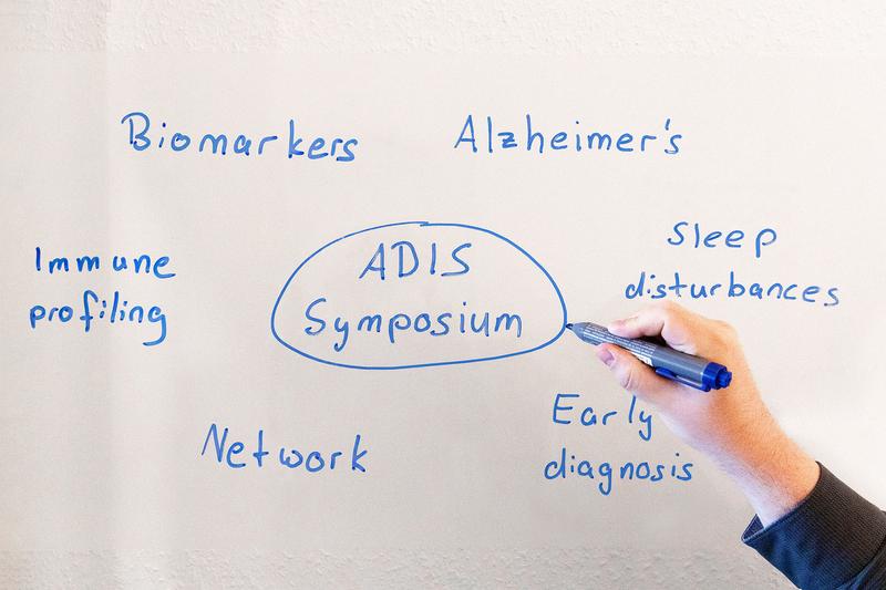 »Towards Earlier Diagnosis of Alzheimer’s Disease« lautet das Motto des Abschlusssymposiums im Forschungsprojekt ADIS. Die Veranstaltung findet am 25. und 26. Juni 2025 auf Schloss Birlinghoven statt.