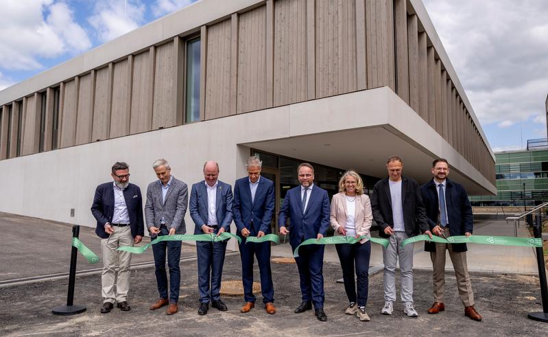 Bei der Einweihung des Getränketechnologischen Zentrums der Hochschule Geisenheim. v.l.n.r.: Prof. Dr. Bernd Lindemann, Prof. Dr. Ralf Schweiggert, Uwe Becker, Prof. Dr. Hans Reiner Schultz, Timon Gremmels, Petra Zellner, Michael Ludwig, Christian Aßmann