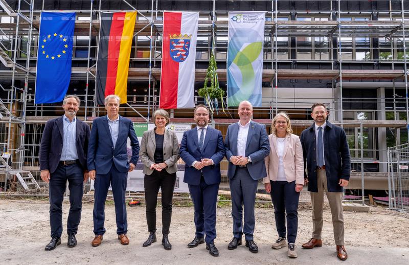 Beim Richtfest des VITA-Gebäudes, v.l.n.r.: Johannes Löbbert, Architekt des Büro Glass Kramer Löbbert, Prof. Dr. Hans Reiner Schultz, Prof. Dr. Annette Reineke, Timon Gremmels, Uwe Becker, Petra Zellner, Christian Aßmann
