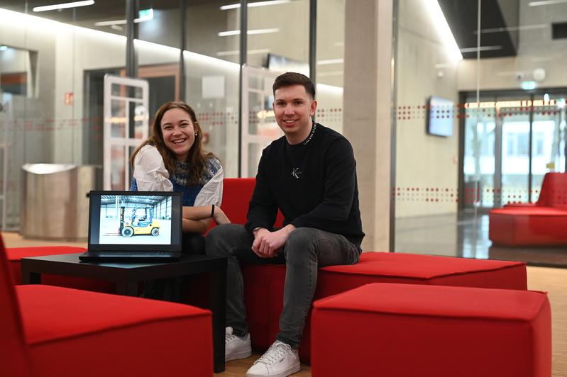 Cara Gantner und Fabio Metz haben in einem Team des Studiengangs Wirtschaftsinformatik 2.0 mit Google und BMW zusammengearbeitet – und in drei Wochen erstaunliches erreicht. 