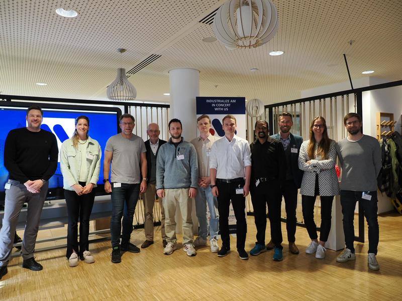 Start-ups, Jury und Vertreter des Vereins IAMHH e.V. auf der ersten AM Pitch Night am 5. Mai 2025 in Hamburg