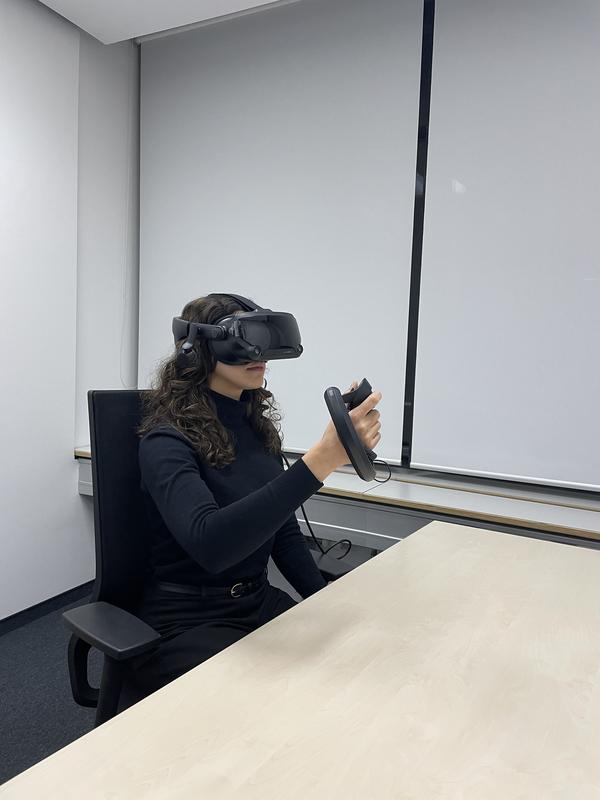 Im VR-Lab testeten die Forschenden, wie unser Gehirn Handlungspläne organisiert.