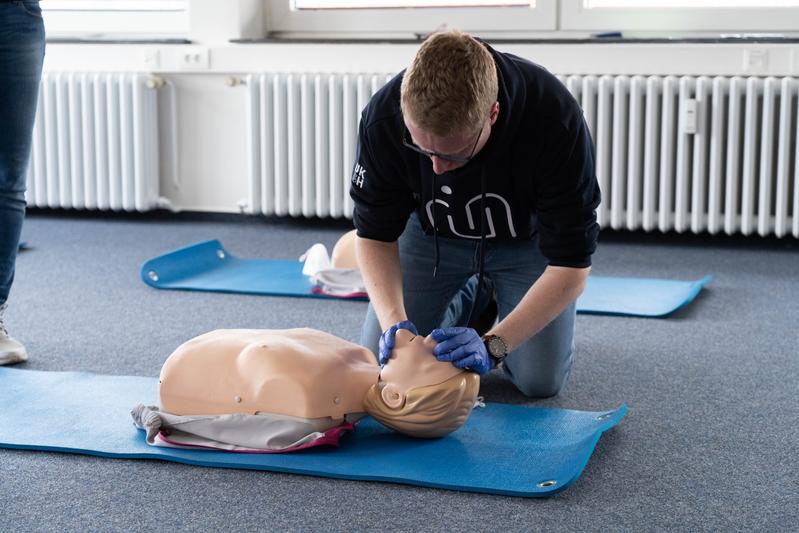 DGAI und Reanimationsregister sind überzeugt: Trainingsangebote für Erwachsene - niedrigschwellig, regelmäßig und lebensnah, sowie gesetzlich verankerte Reanimationsschulungen an Schulen helfen dabei, die Reanimationsquoten bei Ersthelfenden zu steigern.
