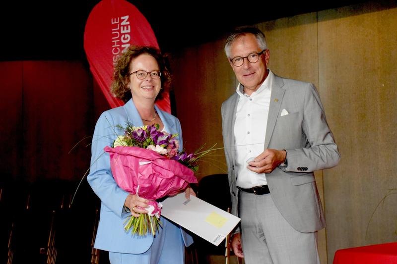 Bosch-Managerin Heidi Stock wird Ehrensenatorin der Hochschule Esslingen. Rektor Prof. Christof Wolfmaier gratuliert. 