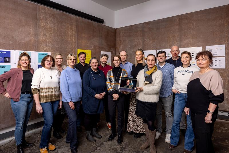 Representatives of the participating schools from Bremen and Bremerhaven together with the exhibition team, consisting of members of GfG / Gruppe für Gestaltung, Gesine Born, and Prof. Dr. Sabine Doff (with laptop). Photo: GfG / Gruppe für Gestaltung