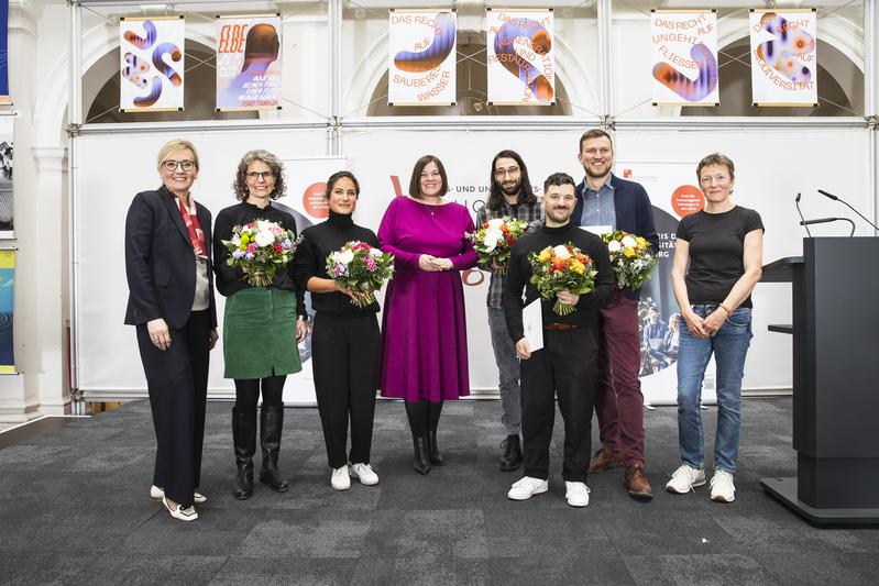 Bei der Verleihung im Lichthof der Stabi (v. l. n. r.): Vizepräsidentin Natalia Filatkina, Susanne Koch, Parisa Moll-Khosrawi, Wissenschaftssenatorin Katharina Fegebank, Anton Sefkow, Lukas Musumeci, Marten Borchers und Gabi Reinmann