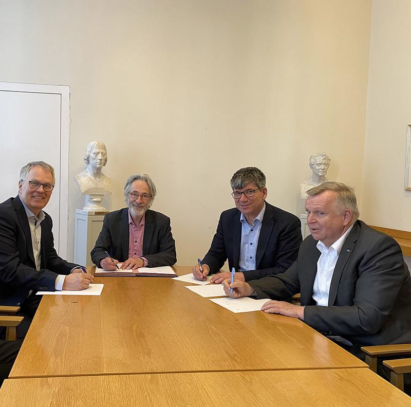 V. l.n.r.: Prof. Dr. Ulrich Panne, Präsident der BAM, Prof. Dr. Christoph Schneider, Vizepräsident für Forschung der HU, Prof. Dr. Bernd Rech, wissenschaftlicher Geschäftsführer HZB, u. Thomas Frederking, kaufmännischer Geschäftsführer HZB.