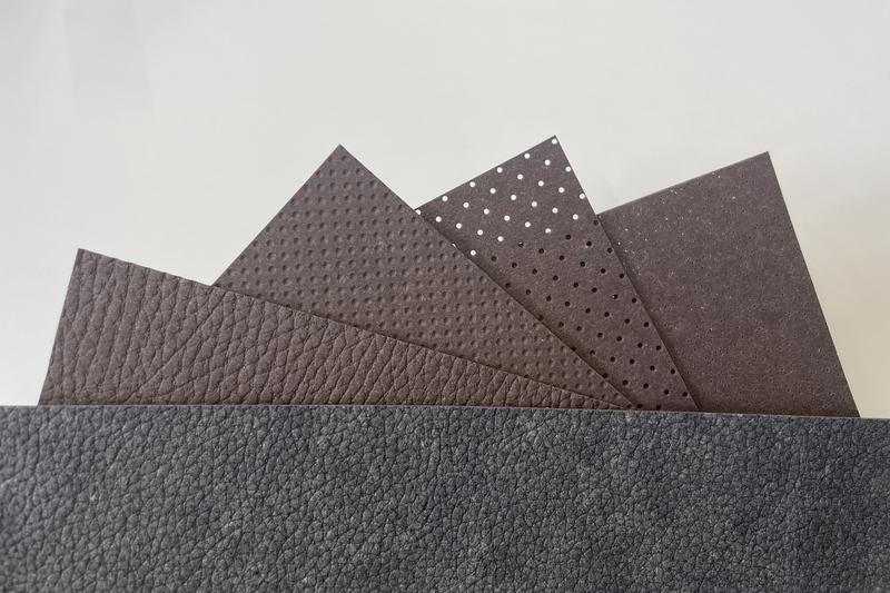 Veredeltes Produkt: Mit der Förderung der DBU konnte das Startup Revoltech seine Lederalternative mit verschiedenen Oberflächen, Stärken und Farben optimieren. Dadurch ist das Material in vielen verschiedenen Branchen verwendbar.