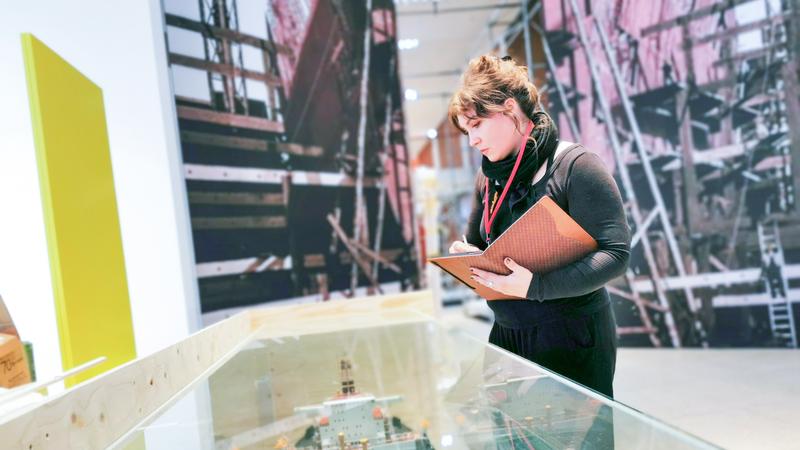 Deike Reddig in der Schiffswelten-Ausstellung.