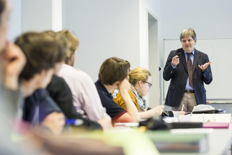 Prof. Dr. Johannes Lindenmeyer in einer Vorlesung an der MHB. Er hat den neuen Suchthilfe-Studiengang initiiert.