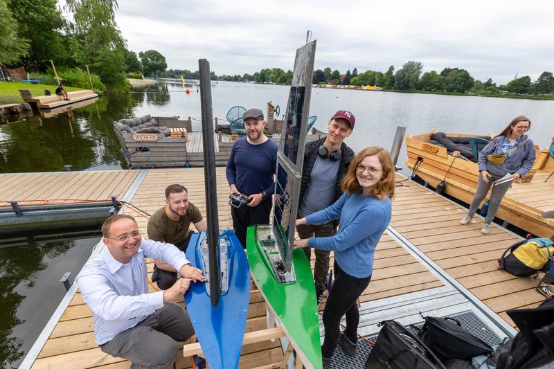 Die gute Betreuung durch die Lehrenden sticht im Ranking der TH Lübeck hervor. Wie hier bei einer Lehrveranstaltung der Masterstudiengänge Umweltmanagement und Angewandte Physik an der Wakenitz in Lübeck. 