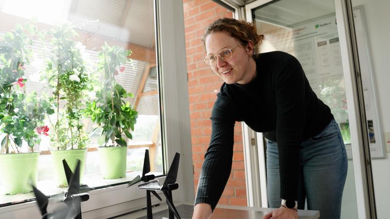 Die Umweltingenieurwesen und -management Studentin Marie Deumeland bei einem Versuch im Solarhaus der TH Lübeck. 