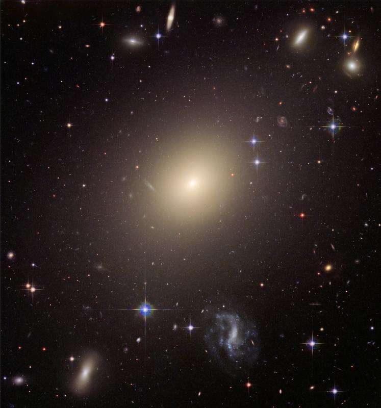 Die Riesen-Elliptische-Galaxie ESO 325-G004 strahlte zum Zeitpunkt ihres Entstehens 10.000mal heller als heute. Solche Galaxien erhellten früher kurzzeitig das gesamte Universum - und tragen damit zur heute messbaren Hintergrundstrahlung bei.