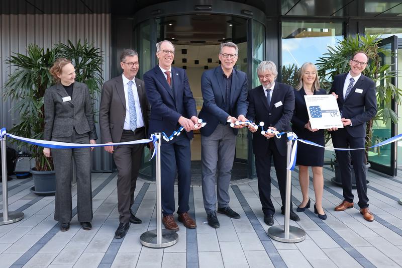 Eröffnung des Center of Polymers for Life (v.l.): Dekanin Leane Lehmann, Oberbürgermeister Christian Schuchardt, Unipräsident Paul Pauli, Wissenschaftsminister Markus Blume, CPL-Leiter Jürgen Groll, Grit Liebau vom Staatlichen Bauamt, CPL-Leiter Lutz Nuhn
