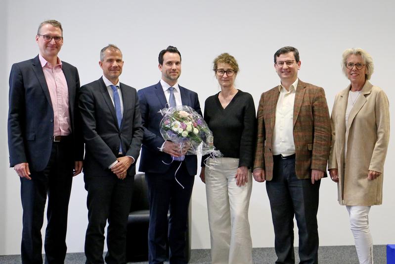 Glückwünsche fürs neue Amt (v.li.): Senatsvorsitzender Stephan Meyering, Rektor Prof. Stefan Stürmer, künftiger Kanzler Michael Strotkemper, Prorektorin Claudia de Witt, Prorektor Osman Isfen und Hochschulratsvorsitzende Christiane Schönefeld