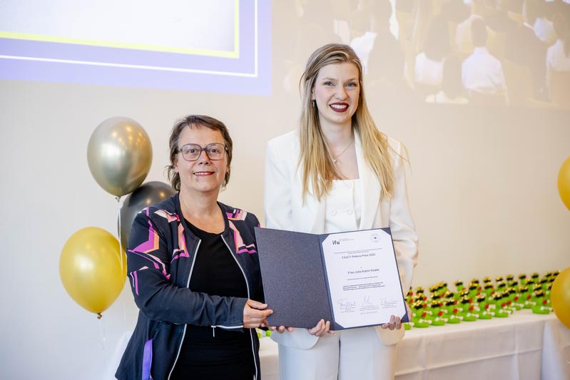 Julia Katrin Köster wurde mit dem FAACT-Pellens-Preis 2025 ausgezeichnet. RUB-Kanzlerin Christina Reinhardt (links) überreichte die Urkunde.  