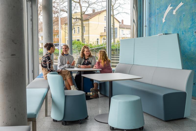 Durch die Umgestaltung von Hochschulräumen will die HAWK Austausch und gemeinsames Lernen fördern. Die neuen Sitzmöbel im Gebäude Goschentor sind ein Beispiel für Design, das zur Kommunikation einlädt.