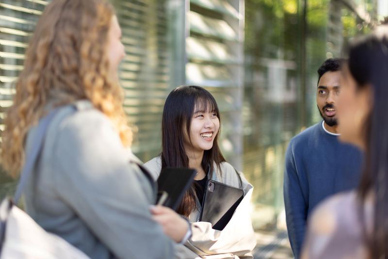 Schüler*innen können während der „Sneak Peek“ an der Frankfurt UAS vom 15. Mai bis 10. Juli 2025 in ausgewählte Studiengänge reinschnuppern und Fragen stellen.