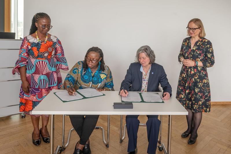 Nana Aba Appiah Amfo und Kerstin Krieglstein unterzeichnen das aktualisierte Memorandum of Understanding und ein Student Exchange Agreement.