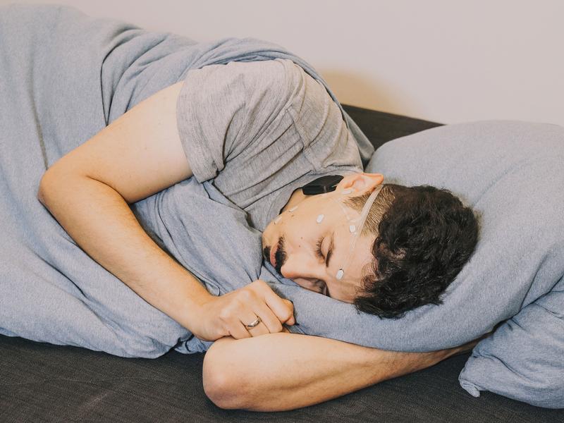 Das Fraunhofer IDMT in Oldenburg will im Forschungsverbund »Sleep-Neuro-Path« sein mobiles EEG-System für ein Schlafmonitoring in häuslicher Umgebung einsetzen, um die Untersuchung  neurophysiologischer Schlafmerkmale von Betroffenen zu unterstützen.
