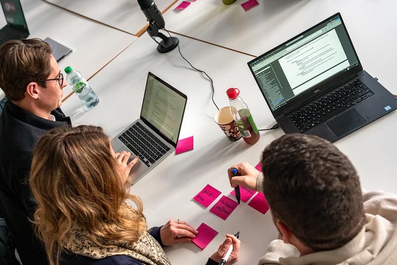 Studierende der HBC in einem Seminar zum Thema Künstliche Intelligenz.