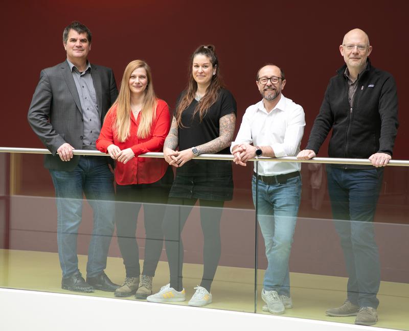 V.l.: Frank Edenhofer, Stefanie Geisler, Nadine Ortner, Petronel Tuluc und Christopher Esk, Petronel Tuluc bilden die neue Forschungsgruppe "Multisystemische Studie von pathogenen CACNA1D-Varianten". 
