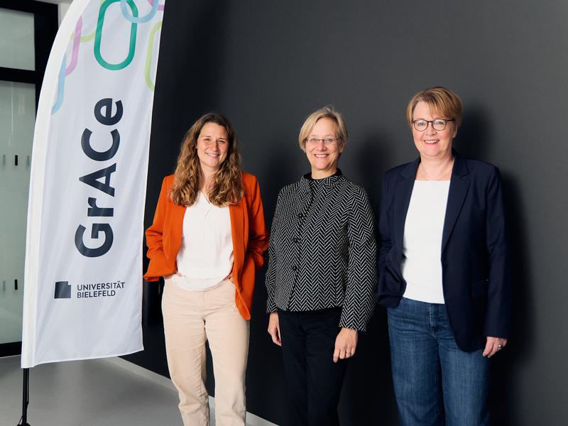 Professorin Dr. Angelika Epple, Rektorin der Universität Bielefeld (Mitte) eröffnete gemeinsam mit Dr. Jana Steffmann, strategische Leitung des GrACe (l.) und Dr. Uta Walter, ständige Vertretung der Leitung (r.) das GrACe.