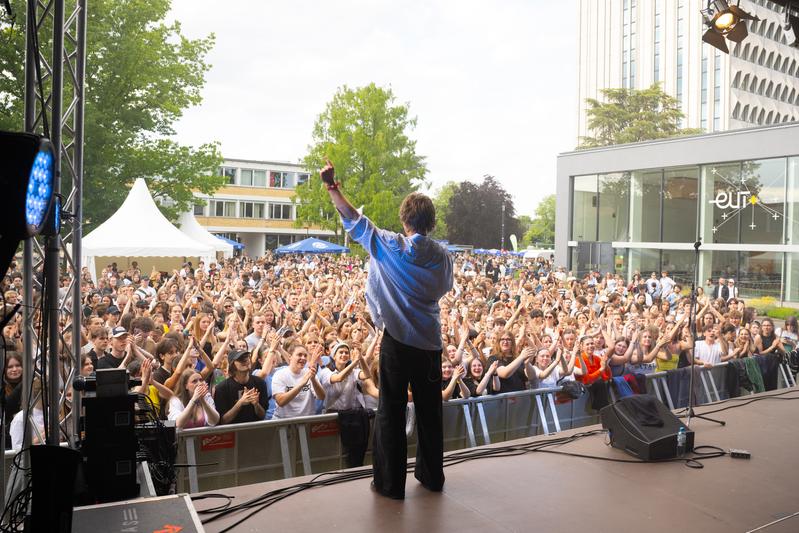 Eindruck vom h_da-Campusfestival 2024. Auf der Bühne: Zartmann.