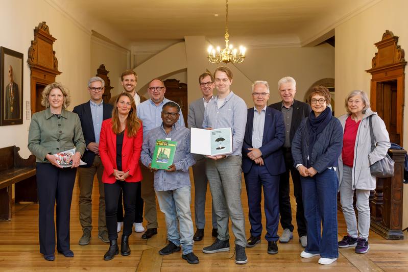 Zur Präsentation des Armutsberichts waren Vertrerinnen und Vertreter der OTH Regensburg und der Stadt Regensburg anwesend. 