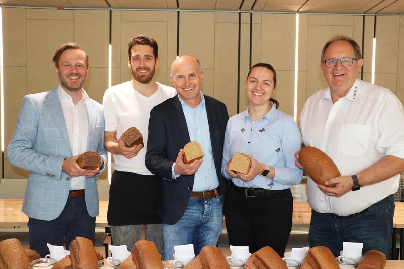 Prof. Dr. Mario Jekle, Christian Böck, Prof. Dr. Friedrich Longin, Jana Kant und Heiner Beck traten zum Backmarathon an.