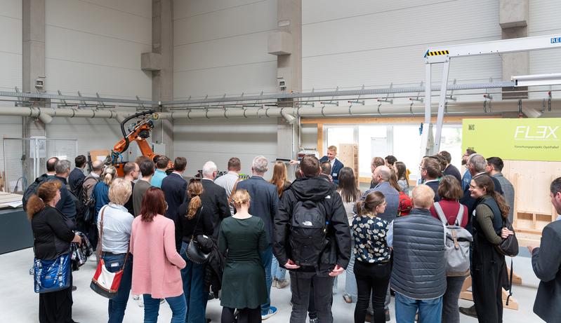 Prof. Dr. Alexander Stahr führt die Gäste durchs HolzBauForschungsZentrum