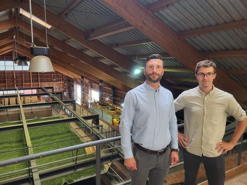 Vincent Kalchschmid (rechts) und Stefan Roth besichtigen das Hopfenzentrum Johann Brenner in der Hallertau.