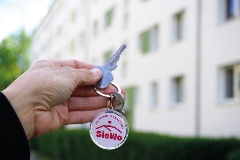Ein Schlüssel für den Neuanfang: SieWo vermittelt Wohnraum für Frauen nach häuslicher Gewalt