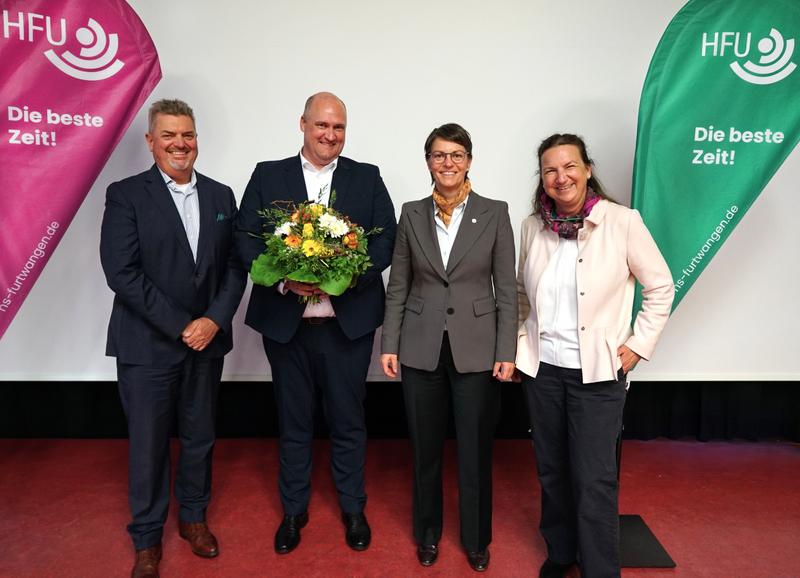 Große Freude über eine erfolgreiche Wahl: Hochschulratsvorsitzender Dirk Schallock, der frisch gewählte, künftige Kanzler Andreas Friedrich, HFU-Rektorin Dr. Alexandra Bormann und die derzeitige Kanzlerin Andrea Linke (alle von links). 