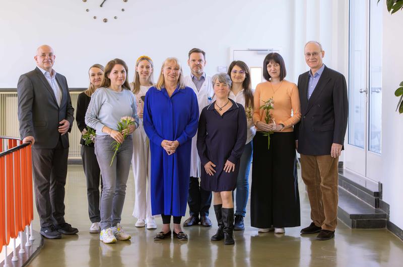 Sozialministerin Petra Köpping (Bildmitte l.) und Institutsdirektorin Prof. Dr. Henrike Todorow (Bildmitte r.) begrüßten die Teilnehmerinnen zum Start des Anpassungslehrgangs für Hebammen zusammen mit dem Dekan, dem Studiendekan und dem stv. UKL-Vorstand.