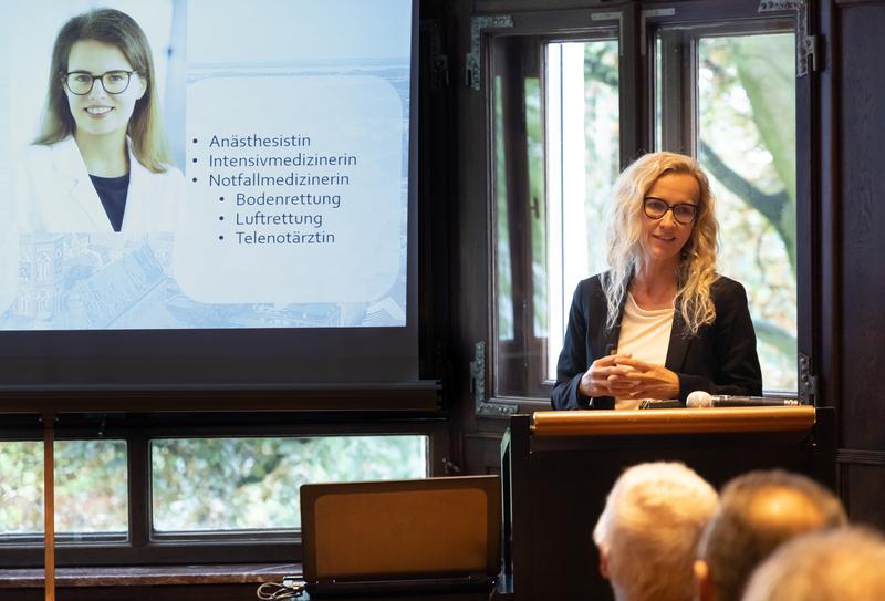Die Leiterin der Klinik für Anästhesiologie und Intensivmedizin, Prof. Bettina Jungwirth, stellt die neue Ahnefeld-Stiftungsprofessorin Camilla Metelmann vor