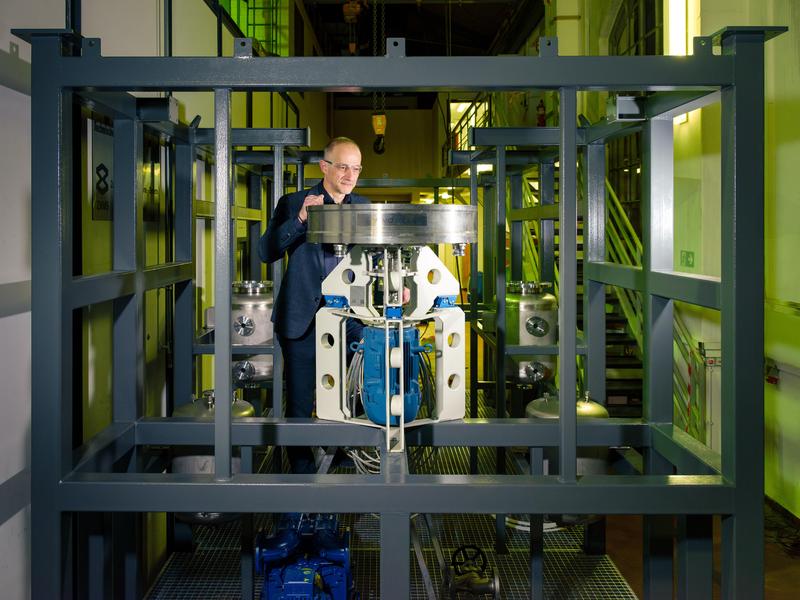 Weniger Emissionen in der Zementindustrie: Prof. Dr. Jens-Uwe Repke neben einem Teil der Pilotanlage zur CO2-Reduktion an der TU Berlin